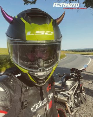 Vyčnívej z davu s našimi originálními doplňky na helmu! 💥 Lehký, pevný a snadno nalepitelný 🏍️ Ideální pro každou helmu 👉...