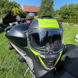 Chceš vyčnívat z davu? Teď můžeš – naše 3D tištěné rohy a uši na helmu jsou přesně to, co tvoje motorka i styl potřebují....